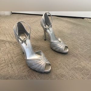 EUC Nina Elaine - YS Silver crystal sandal size 9